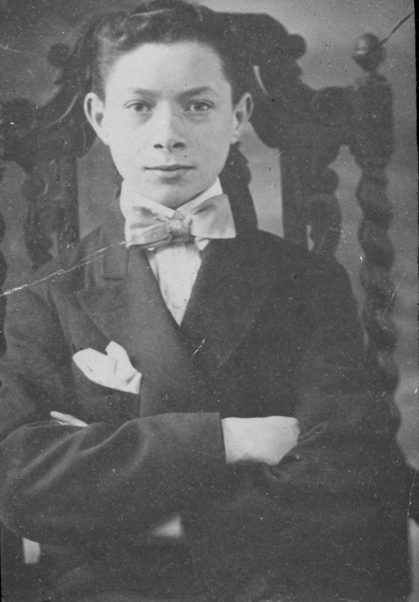 Sarnoff, around 15 years old, as an office boy for Marconi. He wears a suit and bow tie.
