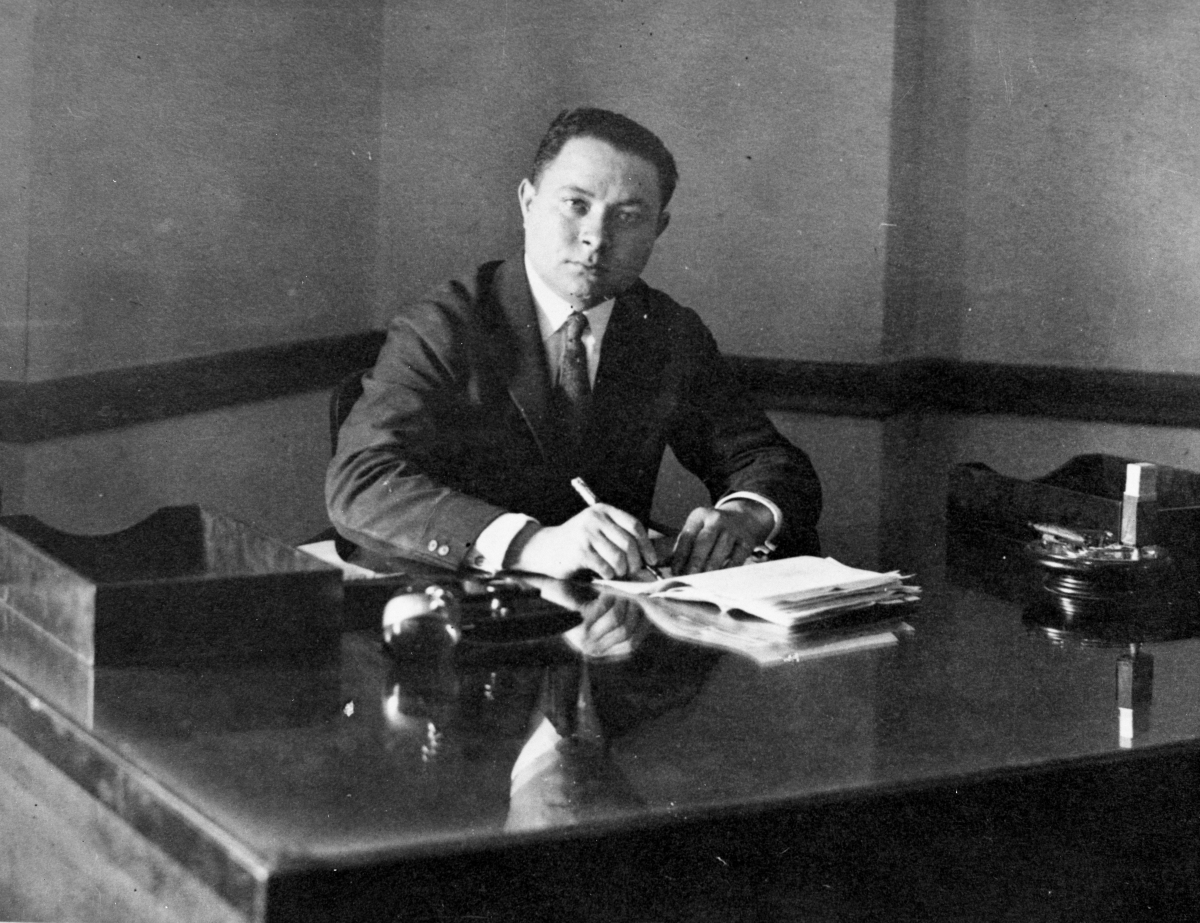 Sarnoff in 1919 at his desk