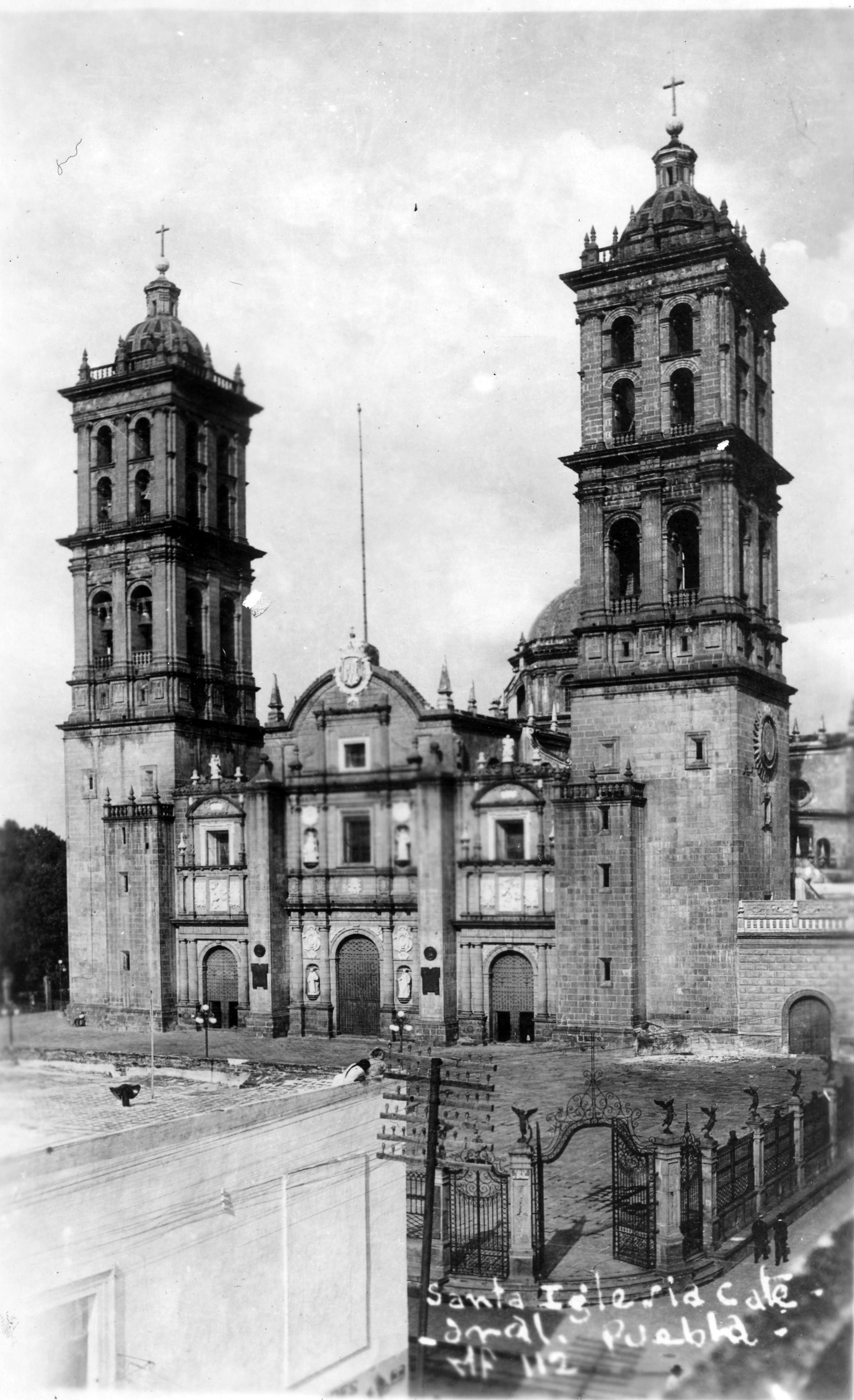 Black and white photograph of a cathedral in the city of Puebla, Mexico.