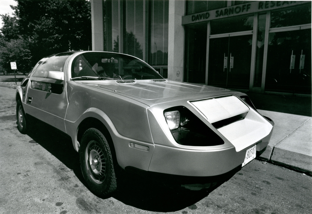 A car with a radar detector between the headlights