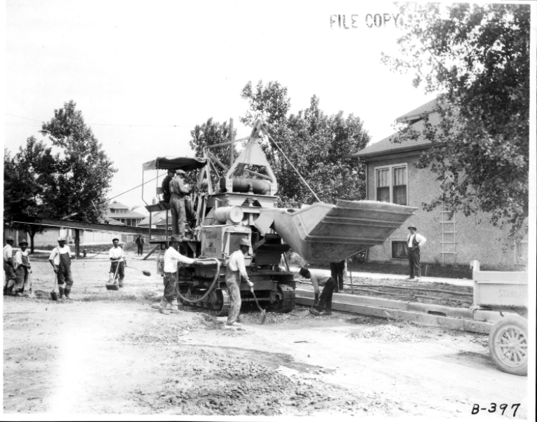 The Multifoote paver in operation, 1925