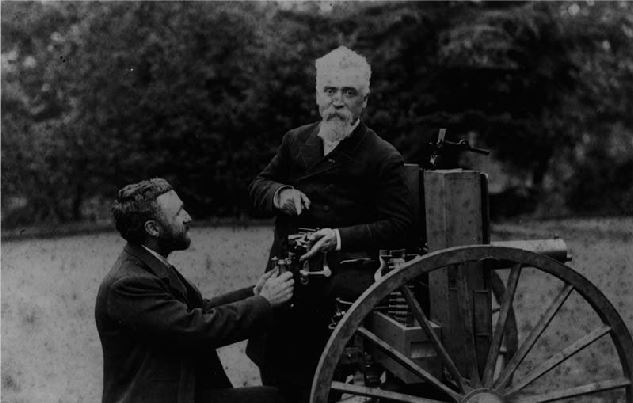 Hudson and Hiram Stevens Maxim with a Maxim machine gun.