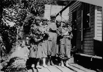 "Bloomer girls" at the Brandywine Works, 1918