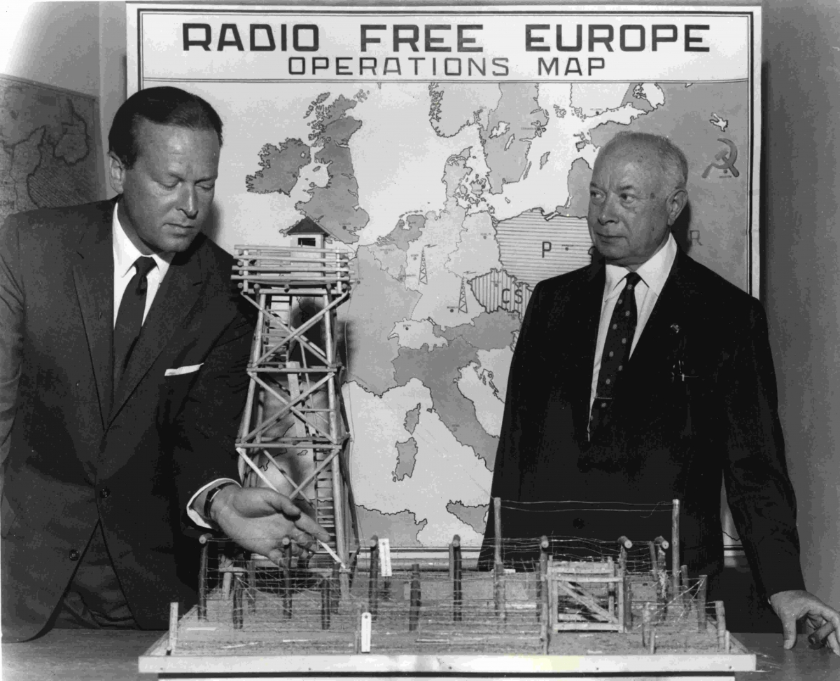 David Sarnoff talks with Erik Hazelhoff