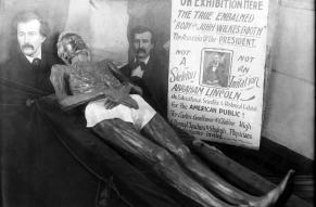 Black and white photo of exhibit purporting to show the mummified corpse of John Wilkes Booth.