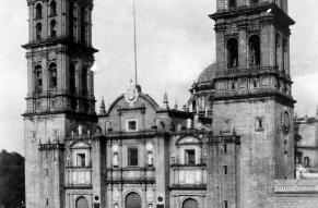 Black and white photograph of a cathedral in the city of Puebla, Mexico.