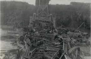 Black and white photograph of the Quebec Bridge collapse as seen from the main pier looking southwards.