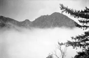 Black and white image of foggy mountains